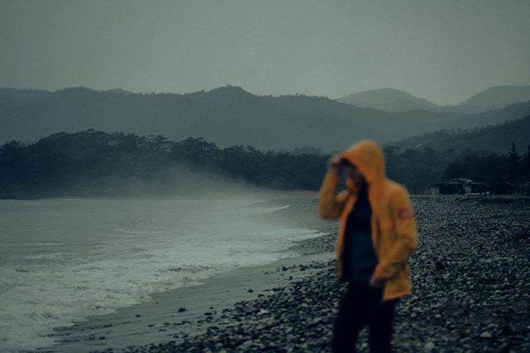 Die richtige Regenjacke: Wassersäule & Atmungsaktivität verstehen