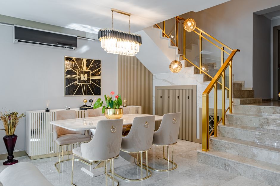Esszimmer einrichten: Tisch, Stühle & Licht kombinieren
