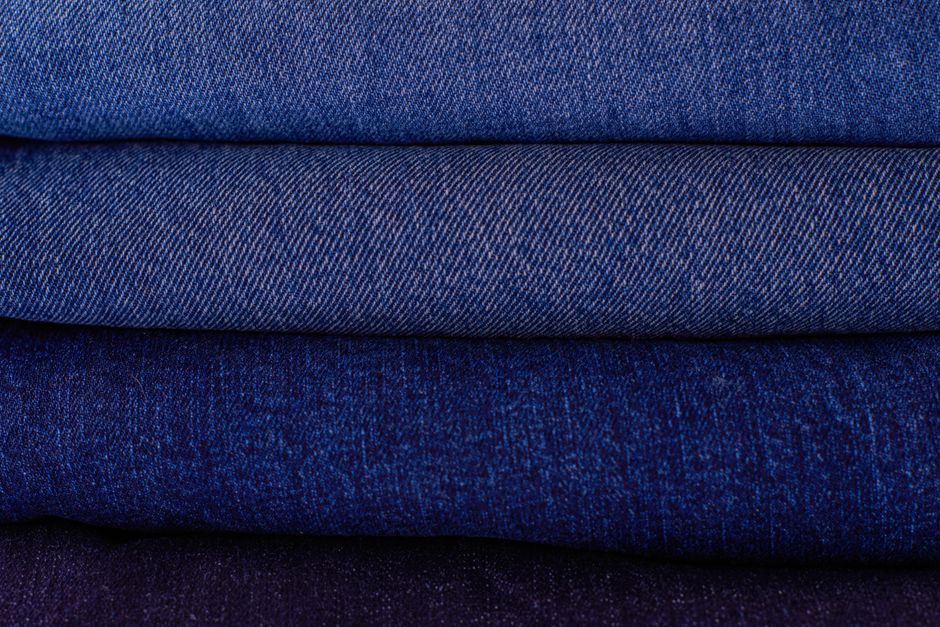 Jeans in verschiedenen Waschungen