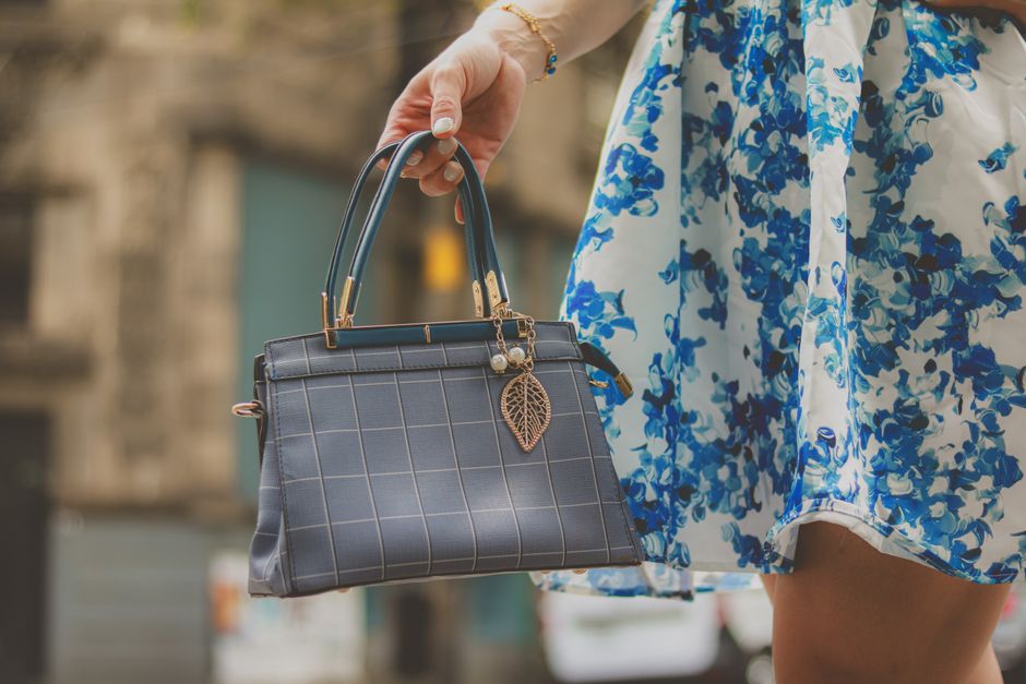 Modische Accessoires Tasche und Schmuck